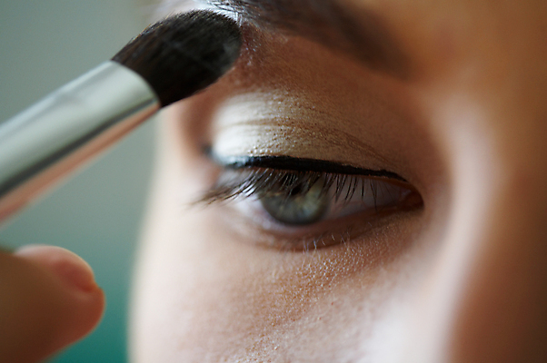 포토 JPG 해외이미지 백인 모델 여자 얼굴 한명 사람 근접촬영 성인 뷰티 화장품 붓 피부 아이메이크업 아이브러쉬 의료성형뷰티 성인여자한명만 해외202004 해외포토 서양인 1 뷰포인트 신체부위 화장 여자한명만 성인여자만 파일형식