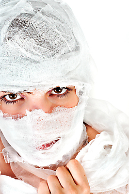 포토 JPG 해외이미지 손 응시 여자 얼굴 부분 스트레스 건강 병원 한명 사람 성인 약 머리 고통 환자 덮개 흰색 표현 잡기 못 입 수술 닫기 위험 사건 입술 만들기 붕대 외과 돌봄 치유 트러블 의료성형뷰티 해외202004 해외포토 1 시선 감정 컬러 컨셉 의학 모션 신체부위 치료 뚜껑 공구 파일형식