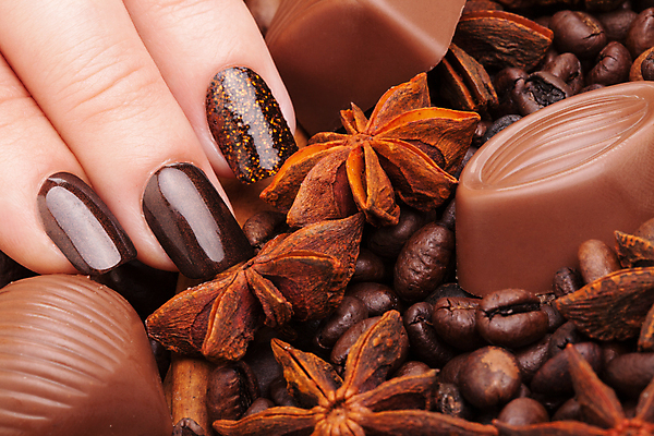 포토 JPG 해외이미지 손 커피 손가락 미술 사람없음 빛 갈색 유행 화장품 덮개 손톱관리 손톱 니스 돌봄 시나몬 위생관리 아크릴 의료성형뷰티 스타일 해외202004 해외포토 음료 컬러 모션 재질 문화예술 관리 신체부위 뷰티 뚜껑 네일아트 파일형식