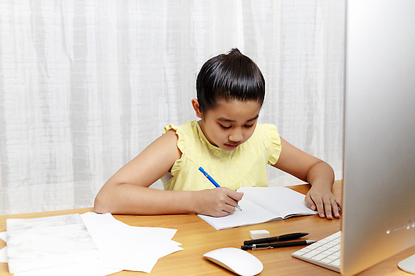 포토 JPG 해외이미지 학생 라이프스타일 여자 교육 행복 아시아 종이 어린이 인터넷 통신 교실 가족 태국 탁자 수업 주택 한국 한명 사람 앉기 동양인 노트북 스터디 컴퓨터 알약 연필 일본 교사 공책 방 온라인 초보 의료성형뷰티 카피스페이스 해외202011 해외포토 직업 1 감정 나라 가구 학교 관계 모션 문구용품 학용품 인종 건물 생활 전자제품 학습 필기구 약 공백 파일형식