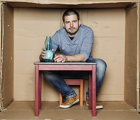 포토 JPG 해외이미지 전신 백인 남자 의자 탁자 주류 한명 앉기 성인 앞모습 상자 사무실 업무 비즈니스맨 갇힘 의료성형뷰티 답답함 성인남자한명만 해외202011 해외포토 서양인 1 음료 뷰포인트 가구 비즈니스 모션 사람 작업 직장인 감각 남자한명만 성인남자만 파일형식