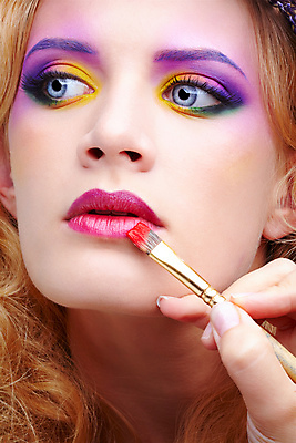 포토 JPG 해외이미지 백인 손 여자 얼굴 신체 건강 한명 사람 성인 빨간색 파란색 노란색 유행 화장품 흰색 신선 입 화려 닫기 제비꽃 피부 입술 피부관리 돌봄 의료성형뷰티 스타일 해외202004 해외포토 서양인 1 꽃 컬러 컨셉 모션 신체부위 뷰티 파일형식