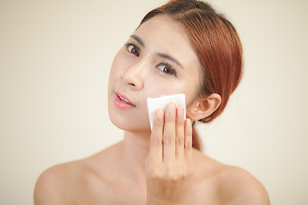 포토 JPG 해외이미지 여자 얼굴 한명 사람 동양인 성인 스파 화장품 흰색 면 닫기 세제 피부 순수 피부관리 만들기 청소부 패드 삭제 의료성형뷰티 해외202004 해외포토 직업 1 컬러 컨셉 모션 인종 신체부위 뷰티 파일형식