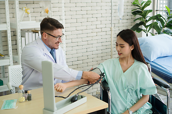 포토 JPG 해외이미지 백인 직업 여자 남자 행복 가족 건강 병원 대화 가면 동양인 두명 사무실 약 건강관리 고통 시험 환자 의사 흰색 보호 질병 서비스 추천 처방 외과 돌봄 조언 헬프 의료성형뷰티 해외202011 해외포토 서양인 교육 감정 컬러 컨셉 비즈니스 의학 관계 모션 관리 말하기 사람 인종 의료진 도움 파일형식