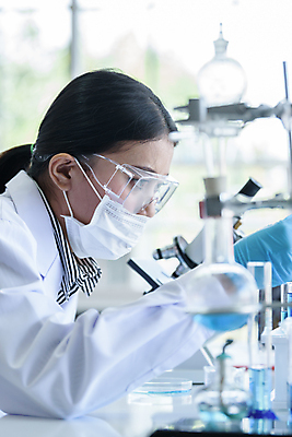 포토 JPG 해외이미지 응시 여자 행복 과학 장갑 백그라운드 유리 미래 노동자 현미경 실험 한명 사람 동양인 빨간색 초록색 파란색 스터디 컬러풀 약 노란색 검은색 놀람 방 장비 가을 흰색 공구 실험실 떨어짐 생명공학 과학자 플라스크 분석 생물학 비커 유리그릇 튜브 화학물질 화학자 의료성형뷰티 해외202011 해외포토 직업 1 그릇 시선 잡화 계절 교육 감정 컬러 컨셉 의학 재질 표정 실험기구 인종 학습 도구 화학 학자 파일형식