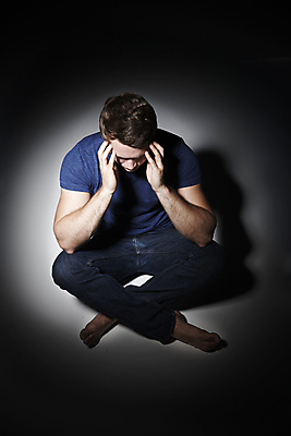 포토 JPG 해외이미지 백인 남자 감정 컨셉 생각 청소년 실내 그림자 한명 사람 앉기 20대 세로 빛 슬픔 고독 고민 문제 스포트라이트 배려 우울증 적자 의료성형뷰티 카피스페이스 해외202011 해외포토 서양인 1 모션 청년 내부 공백 질병 파일형식