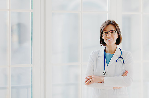 포토 JPG 해외이미지 백인 직업 1 응시 여자 행복 안경 백그라운드 유니폼 생각 창문 청진기 갈색머리 실내 건강 병원 한명 서기 미소 웃음 사람 성인 치료 약 간호사 의사 흰색 가운 자신감 연습 고립 돌봄 인턴 의료성형뷰티 카피스페이스 해외202011 해외포토 서양인 헤어스타일 시선 잡화 옷 감정 컬러 비즈니스 의학 의료기기 모션 표정 내부 공백 의료진 파일형식