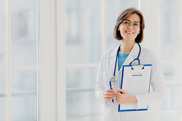 포토 JPG 해외이미지 직업 1 여자 행복 안경 유니폼 창문 청진기 노동자 실내 건강 병원 한명 서기 사람 약 펜 의사 코트 흰색 기록 잡기 가운 작업 서식 바쁨 서류판 치료사 의료성형뷰티 카피스페이스 해외202011 해외포토 잡화 옷 감정 컬러 의학 의료기기 모션 내부 필기구 사무용품 공백 외투 의료진 파일형식