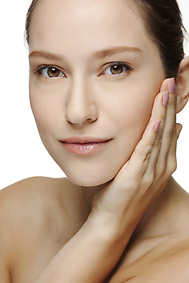 포토 JPG 해외이미지 스튜디오촬영 백인 손 응시 여자 얼굴 한명 웃음 성인 뷰티 화장품 피부 의료성형뷰티 성인여자한명만 해외202004 해외포토 서양인 1 시선 실내 표정 사람 신체부위 여자한명만 성인여자만 파일형식