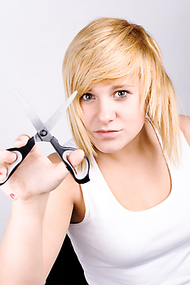 포토 JPG 해외이미지 모델 헤어스타일 손 여자 얼굴 백그라운드 미술 한명 들기 사람 성인 금발 뷰티 머리 흰색 변화 미용사 자르기 개성 돌봄 미용가위 의료성형뷰티 스타일 성인여자한명만 해외202004 해외포토 직업 1 컬러 컨셉 모션 문화예술 가위_도구 신체부위 미용용품 여자한명만 성인여자만 파일형식