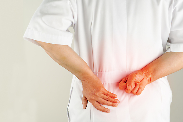 포토 JPG 해외이미지 직업 손 백그라운드 신체 청진기 근육 스트레스 건강 병원 한명 사람 성인 건강관리 고통 터치 의사 코트 흰색 마사지 질병 상처 척추 근육질 문제 빨간머리 고립 돌봄 옛날 요통 피어싱 의료성형뷰티 해외202011 해외포토 1 헤어스타일 감정 컬러 장신구 의학 의료기기 모션 뼈 관리 신체부위 외투 의료진 몸매 허리통증 파일형식