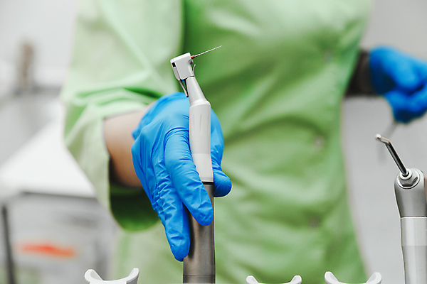 포토 JPG 해외이미지 직업 손 장갑 손가락 건강 치과 병원 사람 사람없음 치료 물 빛 사무실 약 금속 고통 장비 의사 흰색 기구 공구 잡기 업무 입 수술 치아 연습 치과의사 외과 돌봄 송곳 위생관리 치통 의료성형뷰티 살균 해외202011 해외포토 자연요소 잡화 감정 컬러 비즈니스 의학 모션 재질 관리 신체부위 의료진 도구 작업 소화기관 질병 파일형식