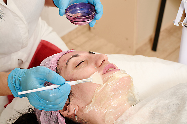 포토 JPG 해외이미지 백인 직업 여자 행복 얼굴 휴식 건강 가면 한명 사람 치료 상점 스파 화장품 기쁨 신선 붓 매끈함 미용사 소중 피부 크림 스킨케어 테라피 내추럴 순서 거짓말 돌봄 리프팅 보습 위생관리 의료성형뷰티 해외202004 해외포토 서양인 1 감정 컨셉 의학 모션 관리 신체부위 뷰티 감각 파일형식