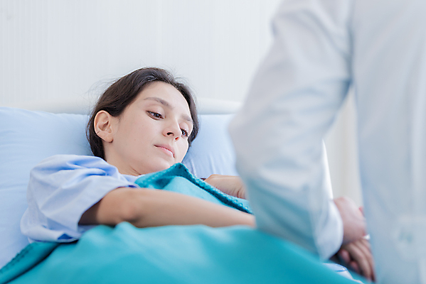 포토 JPG 해외이미지 백인 직업 응시 통신 청진기 스트레스 건강 병원 실험 대화 설명 앉기 두명 치료 파란색 약 희망 듣기 고통 시험 환자 의사 슬픔 흰색 좌절 질병 책상 고민 돌봄 우울증 지원 치유 헬프 의료성형뷰티 해외202011 해외포토 서양인 시선 교육 감정 컬러 가구 컨셉 의학 의료기기 모션 말하기 사람 의료진 도움 파일형식