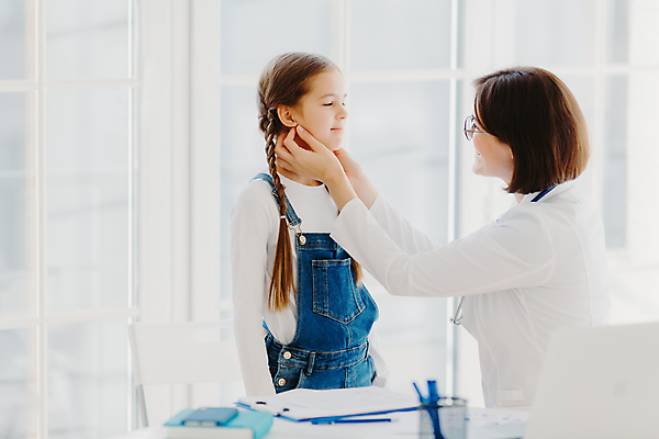 포토 JPG 해외이미지 직업 여자 어린이 유니폼 2 청진기 직장 건강 병원 사람 성인 두명 사무실 약 진료 고통 시험 환자 간호사 의사 코트 흰색 가운 질병 확인 상담 문서 약속 돌봄 소아과의사 의료성형뷰티 해외202011 해외포토 옷 교육 감정 컬러 회사 비즈니스 의학 의료기기 모션 외투 의료진 파일형식