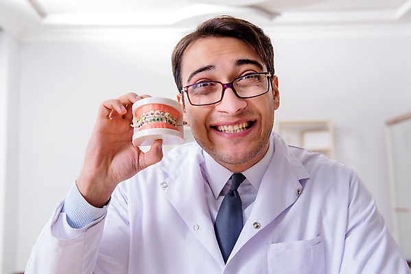 포토 JPG 해외이미지 모델 건강 치과 병원 설명 사람없음 약 강사 교사 거울 환자 의사 흰색 기구 공구 입 치아 청소 치과의사 보여주기 턱 틀니 돌봄 블로거 위생관리 치아교정 치통 의료성형뷰티 해외202011 해외포토 직업 컬러 의학 모션 관리 신체부위 의료진 도구 소화기관 질병 교정 파일형식