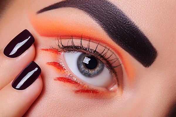 포토 JPG 해외이미지 포스터 수채화 미술 사람없음 파란색 유행 페인트 화장품 붓 우아함 손톱관리 손톱 눈썹 속눈썹 질감 의료성형뷰티 해외202004 해외포토 손 얼굴 컬러 컨셉 문화예술 뷰티 네일아트 파일형식