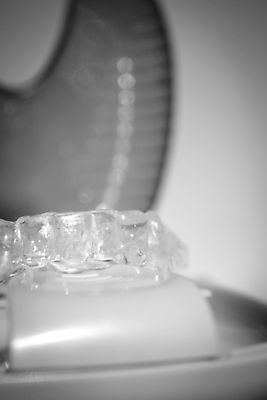 포토 JPG 해외이미지 건강 치과 사람 사람없음 가로 파란색 약 장비 흰색 입 투명 치아 플라스틱 치과의사 돌봄 위생관리 직진 치아교정 의료성형뷰티 해외202011 해외포토 컬러 의학 모션 재질 병원 관리 신체부위 의사 소화기관 교정 파일형식