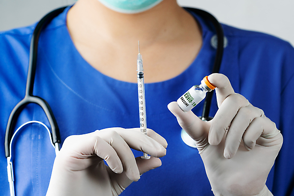 포토 JPG 해외이미지 백그라운드 컨셉 유리병 새로움 건강 병원 주사기 한명 사람 치료 알약 약 펼침 고통 추위 환자 의사 바늘 바이러스 질병 예방 감염 슛 전염 주사약 테라피 돌봄 면역력 백신 복용 예방주사 인플루엔자 의료성형뷰티 항생제 해외202011 해외포토 1 감정 의학 의료기기 모션 병_용기 뷰티 의료진 도구 파일형식