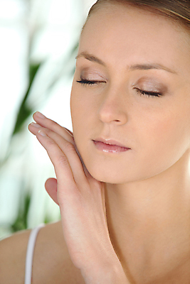 포토 JPG 해외이미지 백인 모델 라이프스타일 웰빙 여자 얼굴 백그라운드 컨셉 휴식 건강 한명 사람 섹시 스파 화목 침묵 화장품 흰색 표현 신선 마사지 우아함 매끈함 피부 순수 입술 피부관리 부드러움 내추럴 고립 돌봄 의료성형뷰티 카피스페이스 해외202004 해외포토 서양인 1 컬러 모션 생활 신체부위 뷰티 소리 공백 감각 파일형식