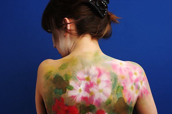 포토 JPG 해외이미지 백인 모델 응시 드레스 여자 꽃 자연 한명 성인 세로 여름 컬러풀 유행 보라색 봄 화장품 화려 백합 유혹 이발 다발 제비꽃 입술 고립 특별함 의료성형뷰티 해외202004 해외포토 서양인 식물 1 시선 옷 계절 컬러 컨셉 사람 신체부위 뷰티 생태계 파일형식