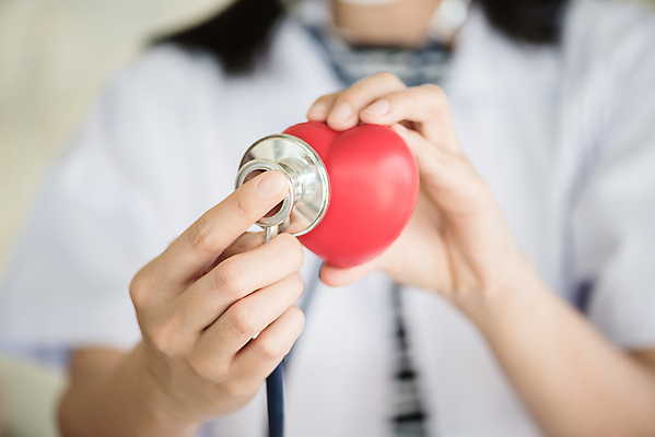 포토 JPG 해외이미지 손 여자 백그라운드 컨셉 유니폼 청진기 건강 병원 사람 사람없음 빨간색 약 환자 의사 흰색 하트 잡기 질병 돌봄 심장병 의료성형뷰티 해외202011 해외포토 모양 옷 컬러 의학 의료기기 모션 신체부위 의료진 파일형식