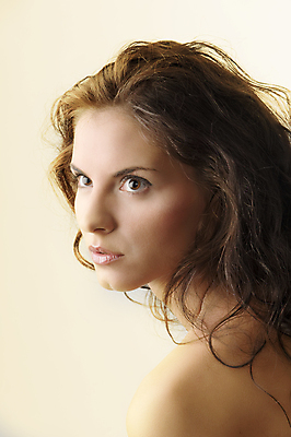 포토 JPG 해외이미지 백인 모델 라이프스타일 응시 여자 얼굴 포즈 갈색머리 한명 사람 성인 갈색 유행 검은색 화장품 립스틱 흰색 관찰 입 고급 달콤 시원함 피부 순수 입술 어깨 만족 내추럴 의료성형뷰티 해외202004 해외포토 서양인 1 헤어스타일 시선 감정 컬러 컨셉 모션 생활 신체부위 뷰티 맛 파일형식