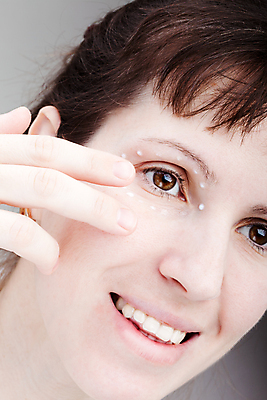 포토 JPG 해외이미지 백인 1 라이프스타일 손 응시 여자 얼굴 신체 손가락 건강 한명 사람 성인 치료 빛 약 갈색 머리 유행 화장품 흰색 화려 눈동자 눈썹 속눈썹 피부 크림 입술 시력 붓꽃 노려봄 고립 돌봄 의료성형뷰티 신청 해외202004 해외포토 서양인 시선 꽃 컬러 컨셉 의학 모션 표정 생활 신체부위 뷰티 눈_신체부위 파일형식