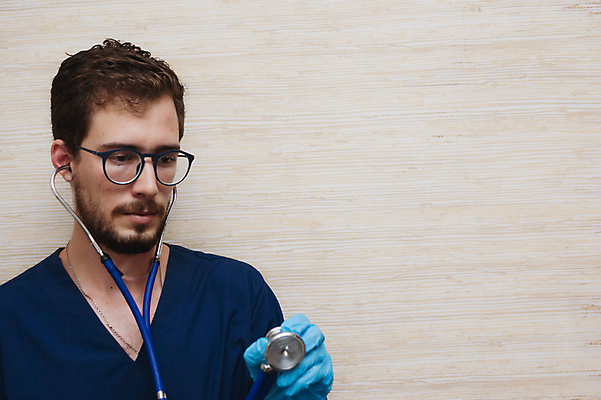 포토 JPG 해외이미지 스튜디오촬영 백인 직업 라이프스타일 응시 남자 행복 중년 유니폼 청진기 청소년 실내 병원 한명 서기 미소 사람 아웃포커스 약 건강관리 의사 잡기 실험복 작업 전문직 흰배경 돌봄 의료성형뷰티 남자한명만 카피스페이스 해외202004 해외포토 서양인 1 시선 옷 감정 백그라운드 의학 의료기기 모션 촬영기법 표정 건강 관리 성인 내부 생활 공백 의료진 흰색 가운 남자만 파일형식