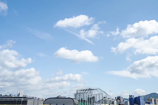 포토 JPG 주간 구름 자연 하늘 날씨 풍경 사람없음 야외 건물 파란색 가을 국내포토 자연요소 건축물 계절 컬러 생태계 파일형식