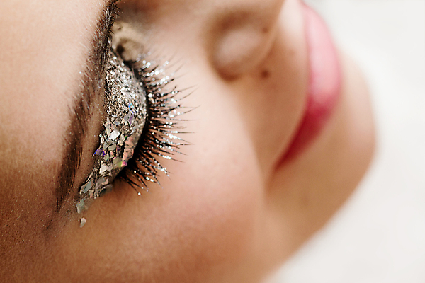 포토 JPG 해외이미지 백인 모델 직업 응시 여자 얼굴 백그라운드 한명 빛 머리 유행 검은색 어둠 놀람 화장품 흰색 고급 닫기 연기 은색 눈썹 속눈썹 묘사 만족 코 아이섀도 완벽 피어싱 의료성형뷰티 스타일 해외202004 해외포토 서양인 1 시선 감정 컬러 컨셉 장신구 모션 표정 사람 신체부위 뷰티 파일형식