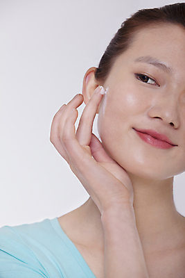 포토 JPG 해외이미지 스튜디오촬영 손 여자 행복 얼굴 티셔츠 갈색머리 한명 20대 캐주얼 세로 파란색 컬러풀 중국 화장품 미녀 준비 흰배경 부드러움 바디케어 수분크림 의료성형뷰티 카피스페이스 신청 해외202004 해외포토 1 헤어스타일 옷 감정 아시아 컬러 백그라운드 셔츠 실내 사람 청년 신체부위 뷰티 공백 흰색 감각 미인 파일형식