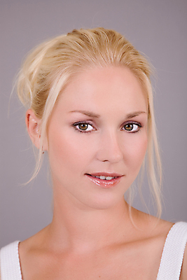 포토 JPG 해외이미지 백인 헤어스타일 여자 행복 회색배경 한명 미소 금발 화장품 데이지 고립 의료성형뷰티 해외202004 해외포토 서양인 1 꽃 감정 백그라운드 표정 사람 뷰티 회색 파일형식