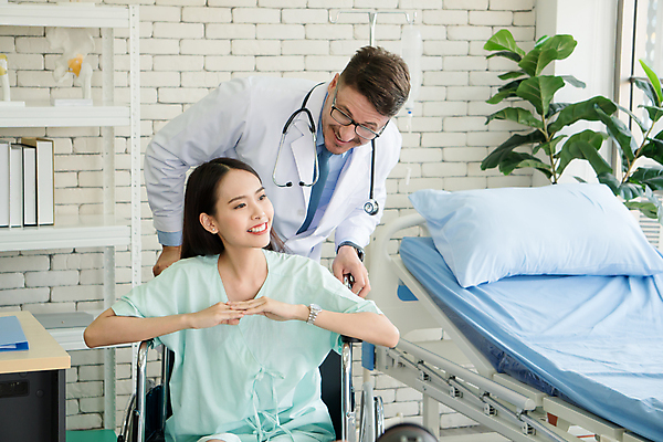 포토 JPG 해외이미지 백인 직업 여자 남자 행복 건강 병원 대화 미소 동양인 두명 치료 사무실 약 건강관리 고통 시험 환자 의사 흰색 보호 질병 서비스 처방 방문 외과 돌봄 조언 헬프 의료성형뷰티 해외202011 해외포토 서양인 교육 감정 컬러 컨셉 비즈니스 의학 모션 표정 관리 말하기 사람 인종 의료진 도움 파일형식