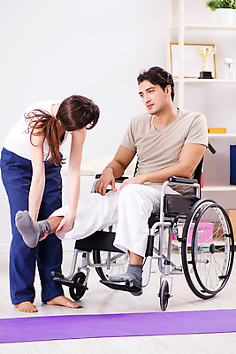 포토 JPG 해외이미지 의자 발 뼈 주택 건강 병원 사람없음 치료 운동 스트레칭 고통 환자 의사 마사지 바퀴 수술 장애인 사건 휠체어 붕대 테라피 장애 순서 깨짐 돌봄 물리치료 물리치료사 양발 정형외과 지원 치유 의료성형뷰티 해외202011 해외포토 감정 가구 컨셉 의학 모션 건물 신체부위 뷰티 의료진 치료사 파일형식