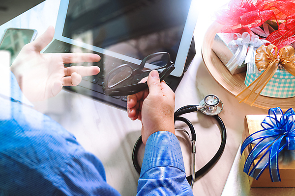 포토 JPG 해외이미지 직업 손 컨셉 인터넷 비즈니스 청진기 휴가 설계 건강 병원 선물 앉기 사람없음 목재 노트북 스마트폰 컴퓨터 상자 글로벌 사무실 알약 웹 놀람 의사 잡기 신용카드 생일 구매 책상 주기 전자 질서 온라인 전자상거래 돌봄 의료성형뷰티 제의 해외202011 해외포토 나무 기념일 감정 가구 재료 의학 의료기기 모션 표정 신체부위 금융 전자제품 핸드폰 스마트기기 쇼핑 약 의료진 예절 파일형식