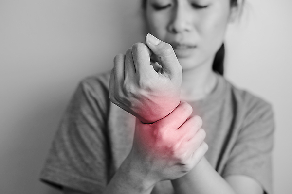 포토 JPG 해외이미지 라이프스타일 손 여자 아시아 컨셉 일러스트 해부 뼈 건강 한명 사람 동양인 성인 빨간색 우주 고통 회색 흰색 잡기 질병 상처 손목 관절염 문제 테라피 돌봄 염증 증상 의료성형뷰티 해외202011 해외포토 1 감정 나라 컬러 의학 모션 인종 생활 신체부위 뷰티 파일형식