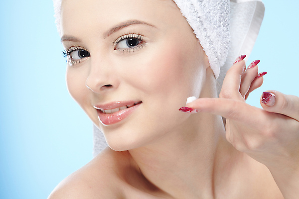 포토 JPG 해외이미지 백인 손 응시 여자 얼굴 손가락 건강 한명 파란색 수건 유행 스파 흰색 표현 신선 화려 피부 크림 순수 피부관리 부드러움 바디케어 위생관리 의료성형뷰티 몽환 해외202004 해외포토 서양인 1 시선 컬러 컨셉 관리 사람 신체부위 위생용품 뷰티 감각 파일형식