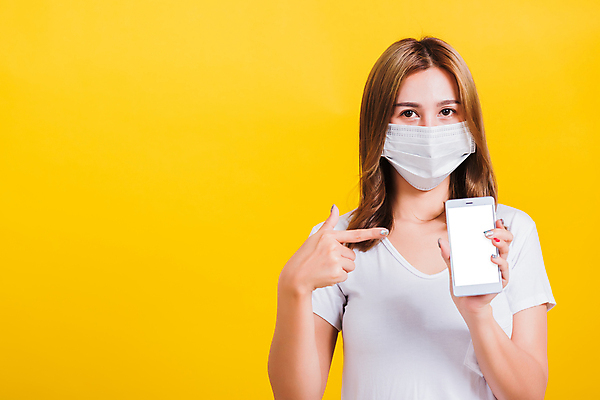 포토 JPG 해외이미지 백인 1 손 여자 백그라운드 인터넷 손가락 태국 모바일 건강 가면 한명 사람 동양인 스마트폰 핸드폰 약 노란색 고통 가리킴 수술 호흡기관 바이러스 보호 질병 예방 감염 돌봄 전염병 의료성형뷰티 카피스페이스 해외202011 해외포토 서양인 감정 아시아 컬러 컨셉 의학 모션 인종 손짓 신체부위 치료 전자제품 스마트기기 공백 장기_의학 파일형식