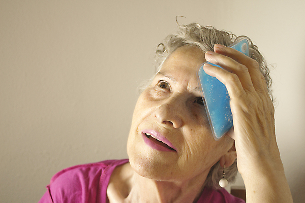 포토 JPG 해외이미지 남자 백그라운드 학교 스트레스 건강 한명 사람 파란색 머리 얼음 고통 시험 흰색 잡기 질병 시원함 두통 팩 찌르기 고립 옛날 편두통 의료성형뷰티 해외202011 해외포토 자연요소 1 교육 감정 컬러 의학 모션 신체부위 화장품 파일형식