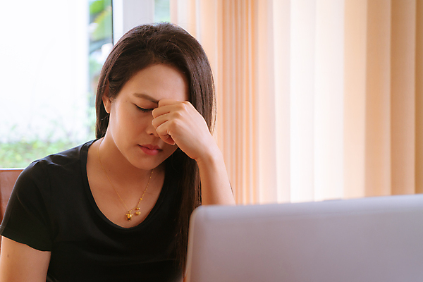 포토 JPG 해외이미지 직업 손 여자 비즈니스 사업가 탁자 노동자 스트레스 직장 피곤 한명 사람 앉기 성인 노트북 컴퓨터 사무실 머리 기댐 고통 터치 슬픔 업무 좌절 종업원 책상 경영자 두통 업무과다 비서 문제 긴장 경영 과부하 부담 편두통 의료성형뷰티 해외202011 해외포토 1 감정 가구 컨셉 회사 모션 신체부위 전자제품 작업 질병 리더 파일형식