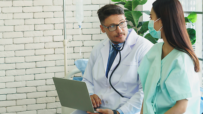 포토 JPG 해외이미지 직업 여자 남자 과학 건강 병원 실험 가면 두명 약 건강관리 방 고통 환자 의사 실험실 바이러스 질병 감염 처방 방문 외과 병실 경보 돌봄 헬프 의료성형뷰티 해외202011 해외포토 감정 의학 모션 관리 사람 의료진 도움 파일형식