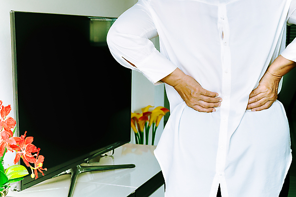 포토 JPG 해외이미지 라이프스타일 여자 남자 할머니 컨셉 거실 주택 실내 건강 사람 앉기 성인 사람없음 내부 소파 고통 터치 신장 질병 상처 은퇴 척추 문제 긴장 나쁜 옛날 요통 해로움 의료성형뷰티 해외202011 해외포토 노년 감정 의자 의학 모션 뼈 건물 생활 비뇨기관 허리통증 파일형식