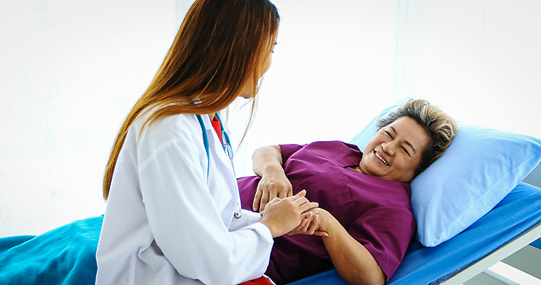 포토 JPG 해외이미지 직업 여자 노년 행복 컨셉 실내 건강 병원 설명 사람 두명 사무실 약 방 고통 환자 간호사 의사 도움 항아리 방문 보여주기 돌봄 옛날 진통제 치료사 헬프 의료성형뷰티 항생제 해외202011 해외포토 감정 비즈니스 의학 모션 성인 내부 의료진 도자기 파일형식