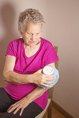 포토 JPG 해외이미지 1 손 남자 백그라운드 한명 사람 파란색 얼음 재활용 고통 추위 흰색 잡기 도움 뜨거움 오브젝트 팩 팔 테라피 고립 옛날 팔꿈치 의료성형뷰티 해외202011 해외포토 자연요소 감정 컬러 컨셉 모션 신체부위 뷰티 화장품 친환경 파일형식