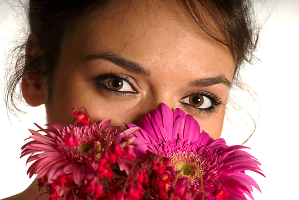 포토 JPG 해외이미지 백인 1 여자 꽃 행복 감정 백그라운드 꽃무늬 갈색머리 건강 한명 20대 성인 화목 화장품 흰색 신선 우아함 유혹 순수 만족 아로마 열정 아로마테라피 고립 돌봄 의료성형뷰티 세련 해외202004 해외포토 서양인 식물 헤어스타일 컬러 컨셉 무늬 모션 사람 청년 뷰티 테라피 파일형식