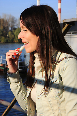 포토 JPG 해외이미지 백인 라이프스타일 행복 여유 얼굴 한명 미소 사람 성인 화려 우아함 입술 피부관리 돌봄 의료성형뷰티 해외202004 해외포토 서양인 1 감정 컨셉 모션 표정 생활 신체부위 뷰티 파일형식