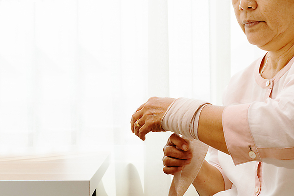 포토 JPG 해외이미지 백인 손 여자 노년 중년 백그라운드 손가락 주택 건강 병원 한명 사람 성인 약 스트레칭 고통 의사 질병 상처 손목 관절염 돌봄 부담 염증 옛날 증상 혼자 의료성형뷰티 해외202011 해외포토 서양인 1 감정 의학 모션 건물 신체부위 운동 의료진 파일형식