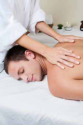 포토 JPG 해외이미지 백인 모델 남자 여유 호텔 휴가 휴식 건강 관리 한명 미소 사람 20대 성인 세로 여름 약 스파 환자 흰색 마사지 재산 피부 서비스 어깨 휴양지 획득 테라피 돌봄 옛날 치료사 의료성형뷰티 해외202004 해외포토 서양인 직업 1 계절 감정 컬러 컨셉 의학 모션 숙소 표정 청년 신체부위 금융 뷰티 장소 파일형식