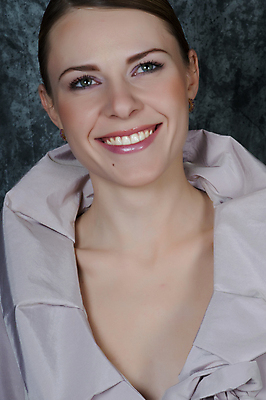 포토 JPG 해외이미지 백인 응시 여자 행복 얼굴 신체 한명 미소 사람 빛 유행 화장품 붓 화려 우아함 치아 속눈썹 피부 입술 피부관리 마스카라 아이섀도 돌봄 의료성형뷰티 신청 해외202004 해외포토 서양인 1 시선 감정 컨셉 모션 표정 신체부위 뷰티 소화기관 눈썹 파일형식